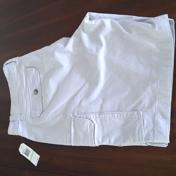 Brand new men's gray cargo shorts by Nautica. Waist - 34 ; Inseam - 10in. - Picture 4 of 5